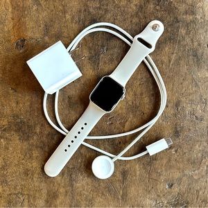 Apple Watch SE (40mm Silver Aluminum Case with Starlight Sport Band)